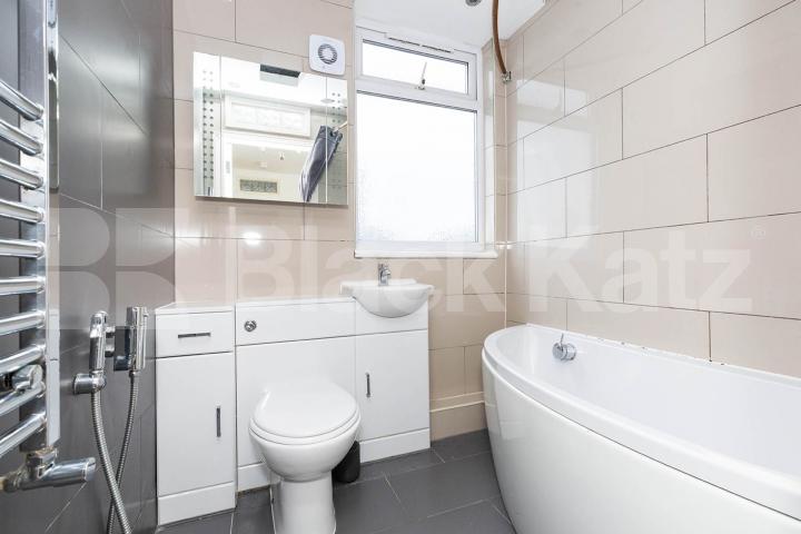 Split level 4 bedroom 2 bedroom property located in Hoxton Weymouth Terrace , Hoxton